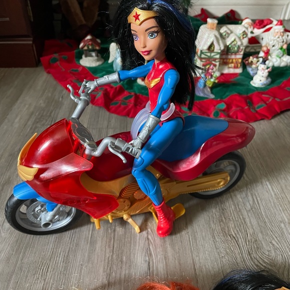 DC SuperHero Girl Dolls & Motorcycle - Picture 6 of 12